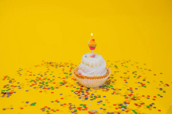 Közeli Kilátás Ízletes Ünnepi Cupcake Égő Gyertya Színes Konfetti Sárga — Stock Fotó