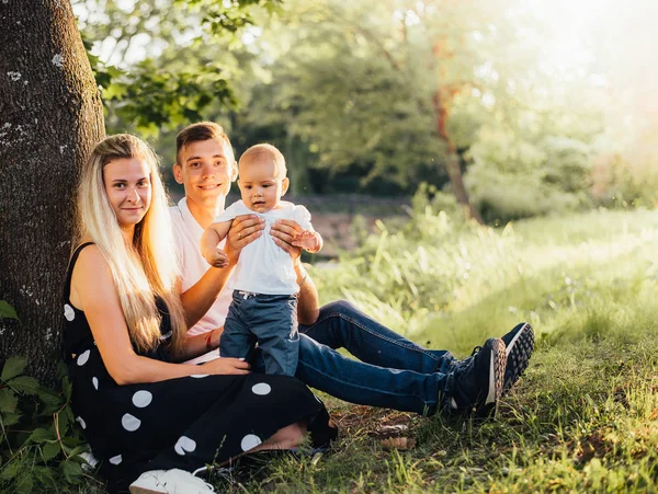 Padres Jóvenes Con Bebé Hijo Aire Libre Verano — Foto de Stock