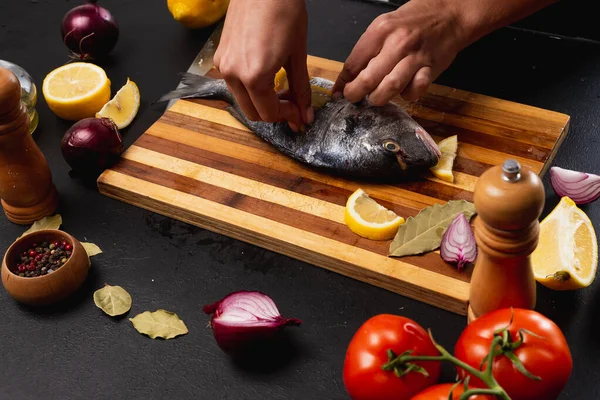 Partiell Bild Person Matlagning Läcker Fisk Med Citronskivor — Stockfoto
