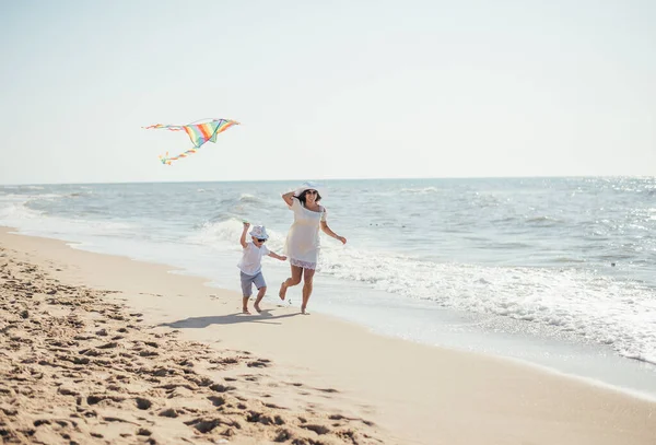 Szczęśliwa Matka Syn Bawią Się Kolorowym Latawcem Piaszczystej Plaży Latem — Zdjęcie stockowe