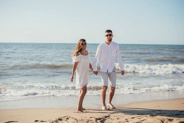 Feliz Joven Pareja Cogida Mano Pie Juntos Playa Arena —  Fotos de Stock