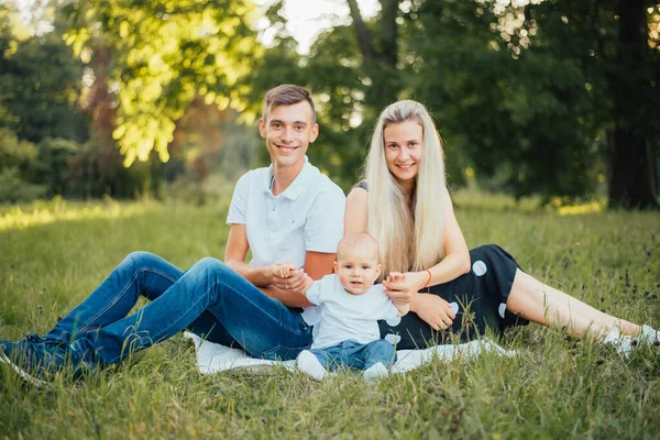 Famiglia Felice Con Bambino Estate — Foto Stock