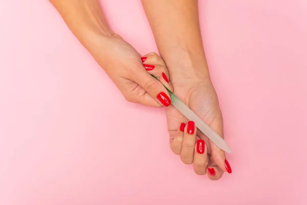 Primer Plano Vista Parcial Mujer Haciendo Manicura Sobre Fondo Rosa — Foto de Stock