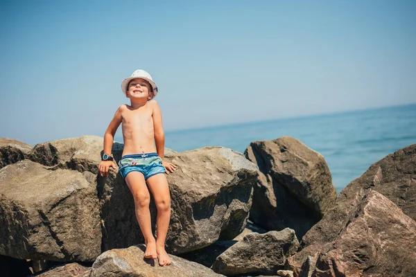 Милый Счастливый Ребенок Шортах Шляпе Сидя Скале Песчаном Пляже Летнее — стоковое фото