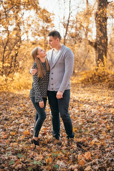 Schönes Glückliches Junges Paar Umarmt Und Lächelt Einander Herbstlichen Park — Stockfoto