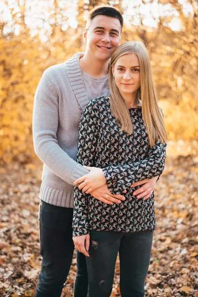 Mooi Gelukkig Jong Paar Knuffelen Glimlachen Camera Herfst Park — Stockfoto