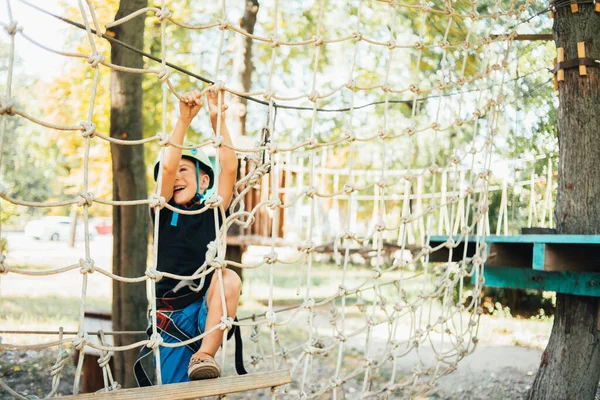 Adorable Feliz Chico Poco Disfrutando Actividad Parque Aventura Escalada Día — Foto de Stock