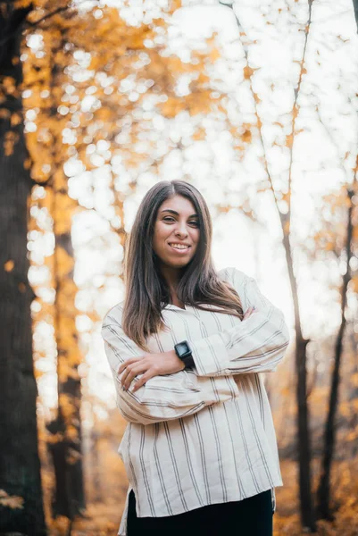 Belle Jeune Femme Souriant Caméra Dans Forêt Automne — Photo