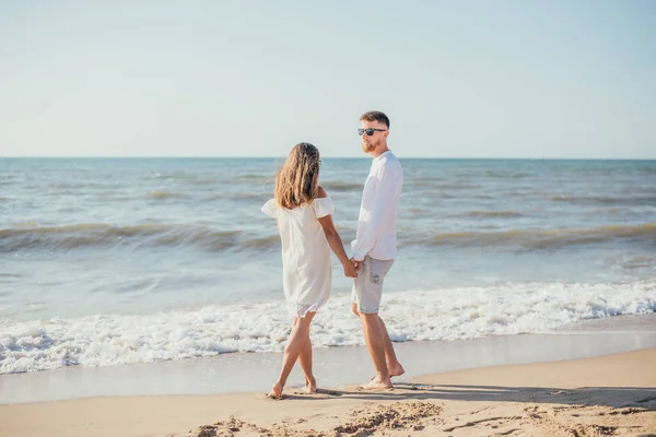 Šťastný Mladý Pár Drží Ruce Dohromady Písečné Pláži Létě — Stock fotografie