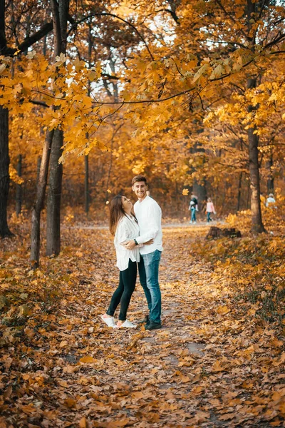 Krásný Šťastný Mladý Pár Stojící Spolu Podzimním Parku — Stock fotografie