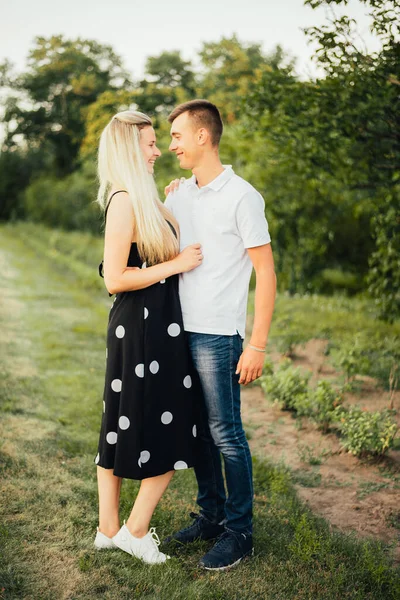 Young Couple Love Summer — Stock Photo, Image