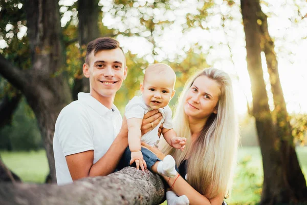 Retrato Feliz Familia Joven Prado Verde Con Hijo Pequeño — Foto de Stock