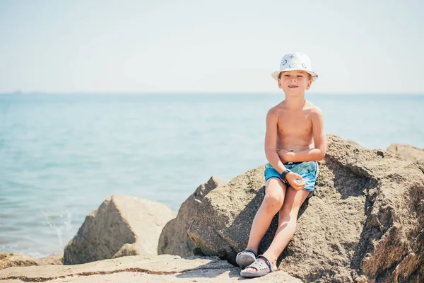 Criança Feliz Bonito Sentado Rocha Praia Areia Verão — Fotografia de Stock