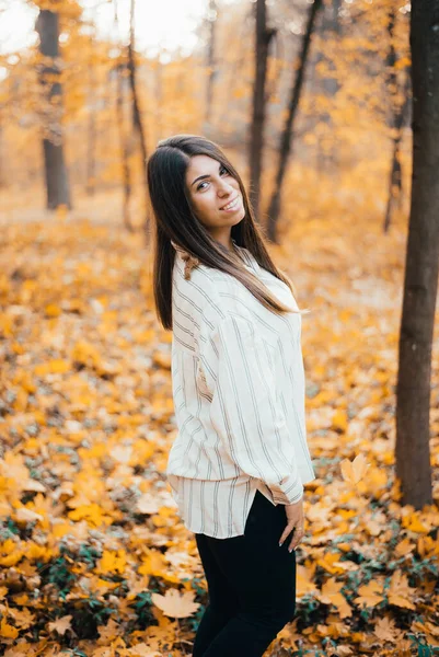 Atrakcyjna Młoda Kobieta Uśmiechnięta Kamery Jesiennym Lesie — Zdjęcie stockowe