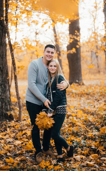 Красивая Счастливая Молодая Пара Стоящая Вместе Обнимающаяся Осеннем Парке — стоковое фото