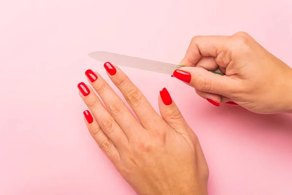 Recortado Disparo Mujer Haciendo Manicura Sobre Fondo Rosa — Foto de Stock