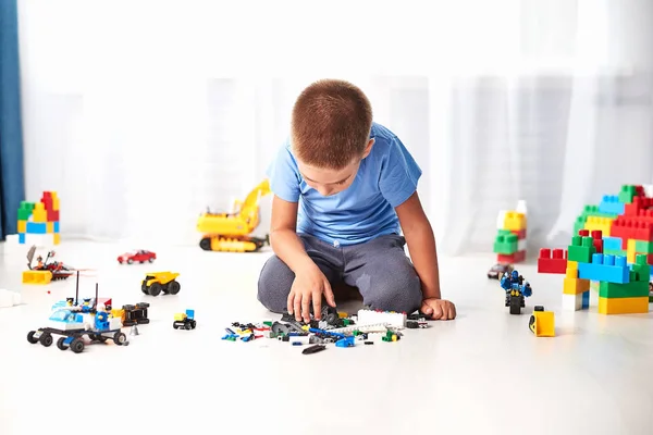 Menino Bonito Brincando Com Blocos Brinquedos Plástico Construção Kid Jogando — Fotografia de Stock