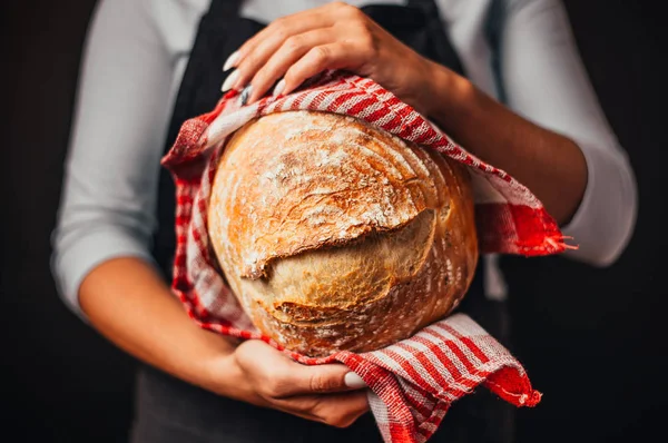 Ujęcie Kobiety Trzymającej Rękach Świeżo Upieczony Chleb — Zdjęcie stockowe