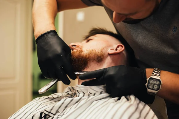 Mestre Cortando Barba Homem Barbearia Cabeleireiro Fazendo Penteado Para Jovem — Fotografia de Stock