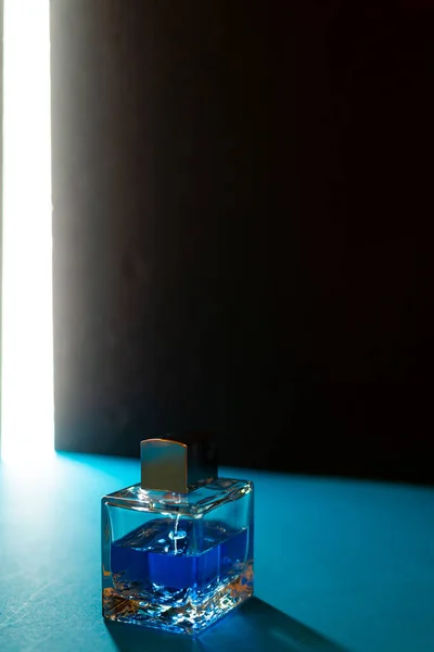 男性の香水 化粧品の概念の透明ボトルのクローズアップビュー — ストック写真