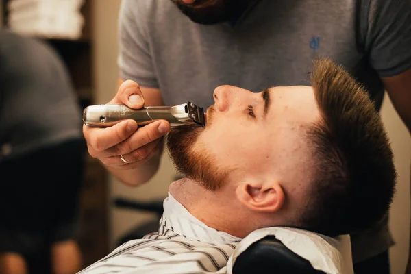 Cropped Shot Master Cutting Hair Beard Man Barbershop Hairdresser Making — Stock Photo, Image