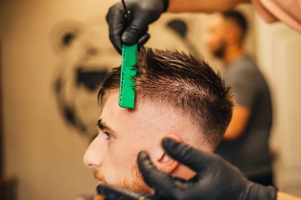 Berber Dükkanı Erkek Tıraşına Yakın Çekim Berber Dükkanında Saç Şekillendirme — Stok fotoğraf