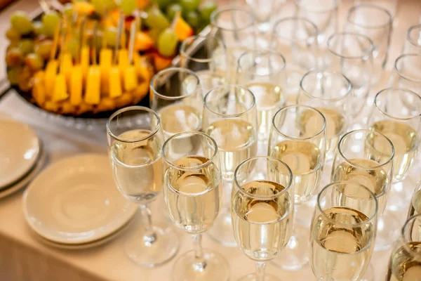 Hoge Hoek Uitzicht Champagne Glazen Fruit Feestelijke Tafel — Stockfoto