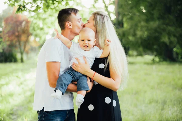 Feliz Joven Padres Con Bebé Hijo — Foto de Stock