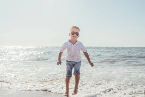 Uroczy Nastolatek Chłopiec Okulary Mając Zabawy Skakanie Morze — Zdjęcie stockowe