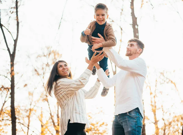 Feliz Joven Padres Lindo Pequeño Hijo Divertirse Juntos Otoño Parque — Foto de Stock