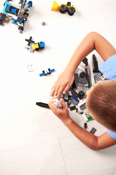 Entzückender Kleiner Junge Der Hause Mit Bunten Blöcken Spielt — Stockfoto