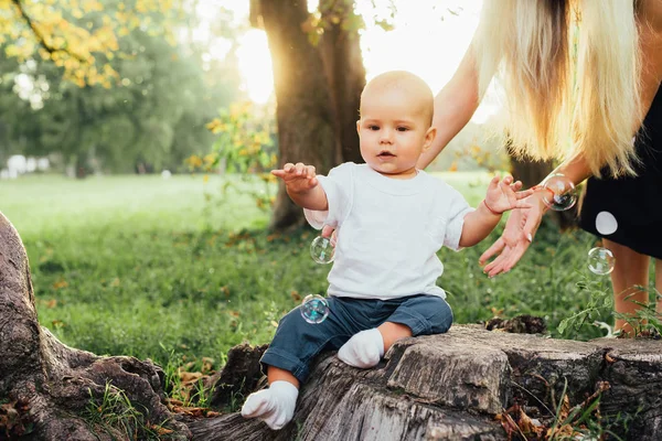 Kleine Jongen Spelen Met Zijn Moeder Het Park — Stockfoto