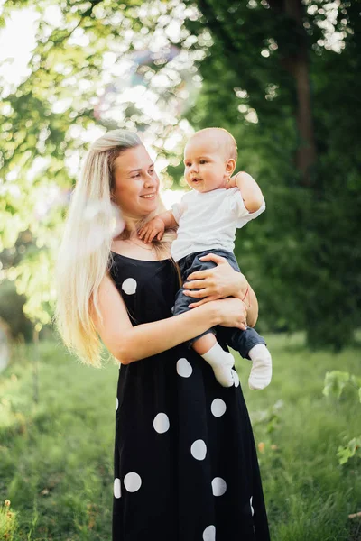 Feliz Madre Jugando Con Hijo Parque — Foto de Stock