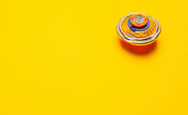 Sarı Zemin Üzerinde Dönen Beyblade Oyuncağının Yakın Plan Görüntüsü — Stok fotoğraf