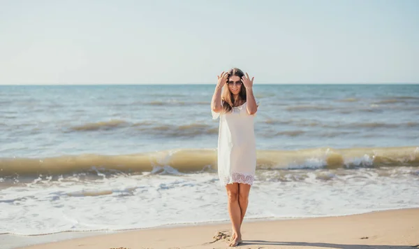 Piękna Młoda Kobieta Białej Sukience Okularach Stojąca Piaszczystej Plaży — Zdjęcie stockowe