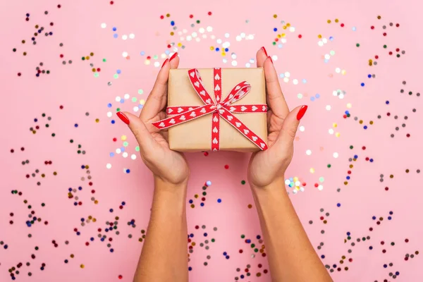 Vista Parziale Della Donna Possesso Scatola Regalo Sfondo Rosa Con — Foto Stock