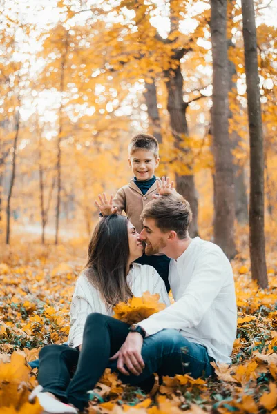 Šťastná Mladá Rodina Tráví Čas Spolu Podzimním Lese — Stock fotografie