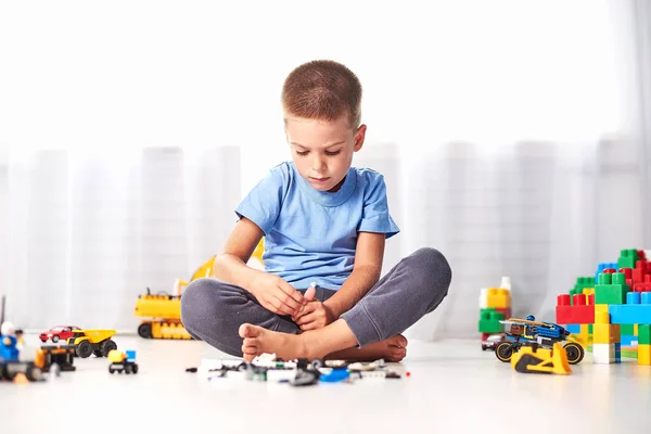 Schattig Jongetje Spelen Met Bouw Plastic Speelgoed Blokken Kid Spelen — Stockfoto