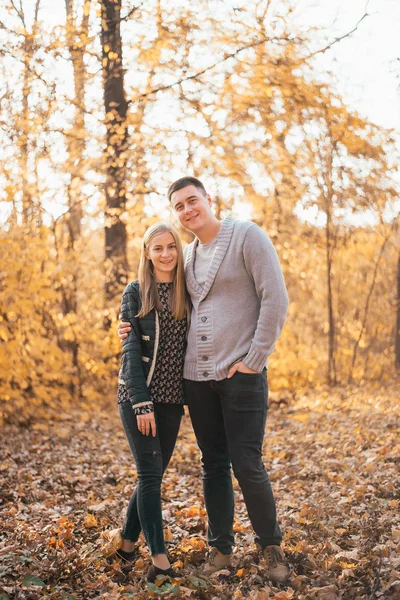 Красивая Счастливая Молодая Пара Обнимающая Улыбающаяся Перед Камерой Осеннем Парке — стоковое фото