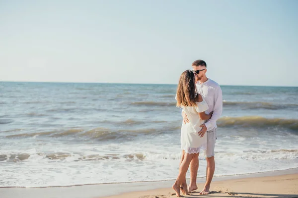 Hermosa Pareja Joven Feliz Pie Juntos Playa Arena Verano —  Fotos de Stock