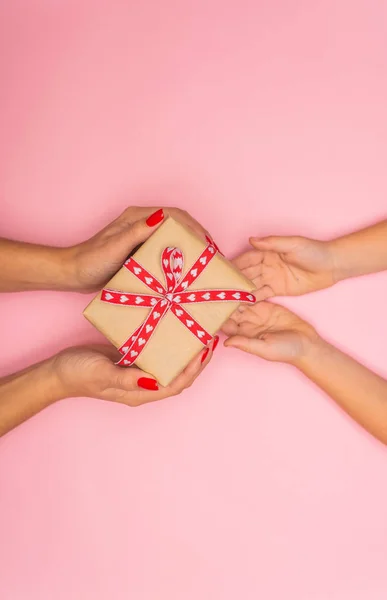 Vista Parziale Persone Possesso Scatola Regalo Sfondo Rosa — Foto Stock