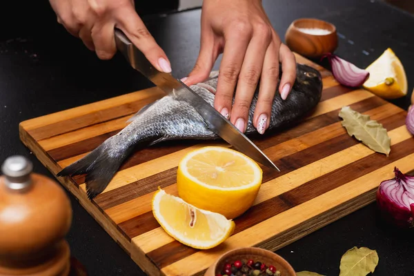 Обрезанный Снимок Человека Готовящего Вкусную Рыбу Лимоном Специями — стоковое фото