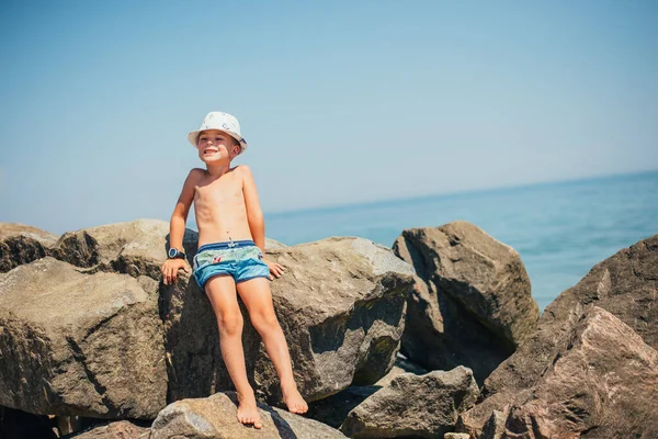 Słodkie Szczęśliwy Dziecko Szorty Kapelusz Siedzi Skale Piaszczystej Plaży Okresie — Zdjęcie stockowe