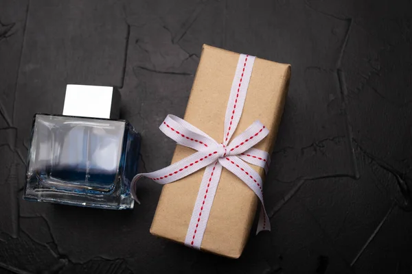 Bovenaanzicht Van Geschenkdoos Flesje Parfum Zwarte Achtergrond — Stockfoto