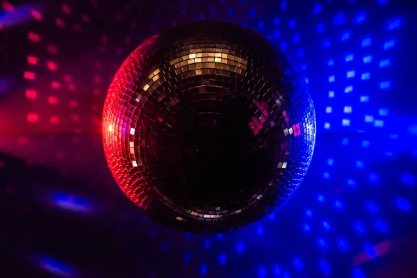 Niski Kąt Widzenia Disco Ball Jasnymi Promieniami Noc Strona Tło — Zdjęcie stockowe