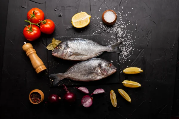 Puncak Tampilan Ikan Segar Lezat Dengan Irisan Lemon Tomat Dan — Stok Foto
