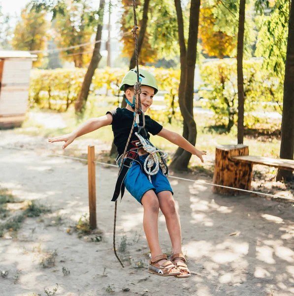 夏日的晴天 一个可爱的小男孩在爬山的冒险公园里享受活动 — 图库照片