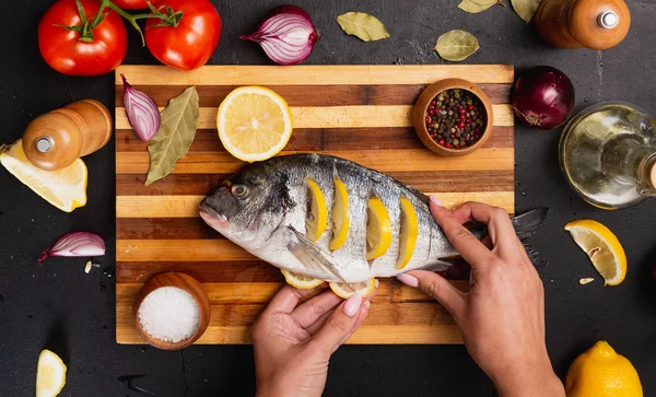 Обрезанный Снимок Человека Готовящего Вкусную Рыбу Ломтиками Лимона — стоковое фото