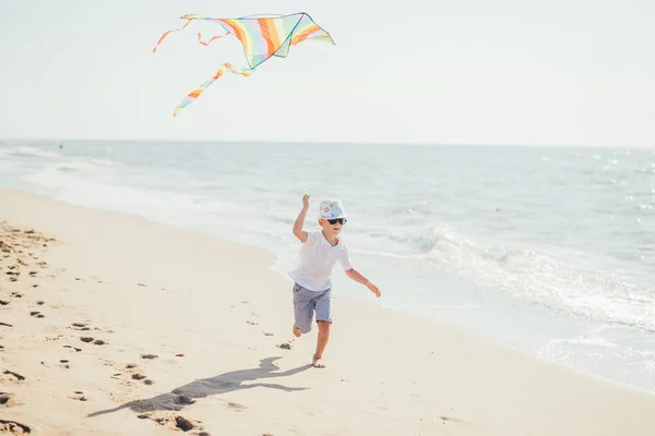 Urocze Dziecko Bawiące Się Kolorowym Latawcem Piaszczystej Plaży — Zdjęcie stockowe