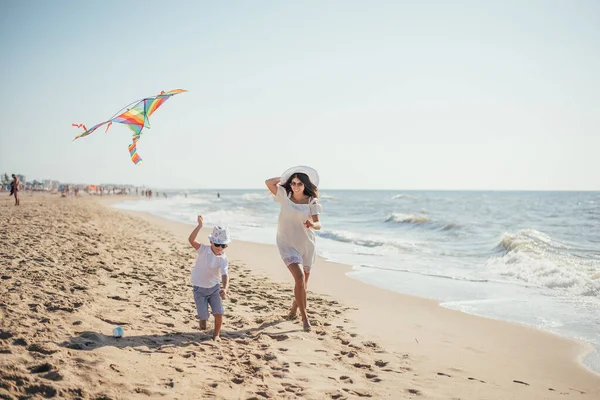 Szczęśliwy Matka Słodkie Mały Syn Gra Kolorowy Latawiec Piaszczystej Plaży — Zdjęcie stockowe